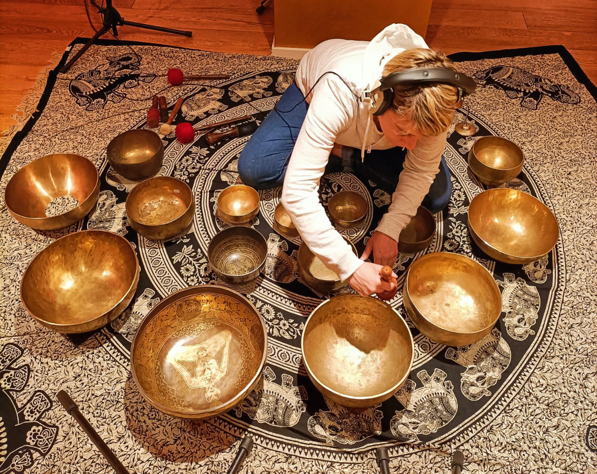 Serena Moras in studio di registrazione con le campane tibetane