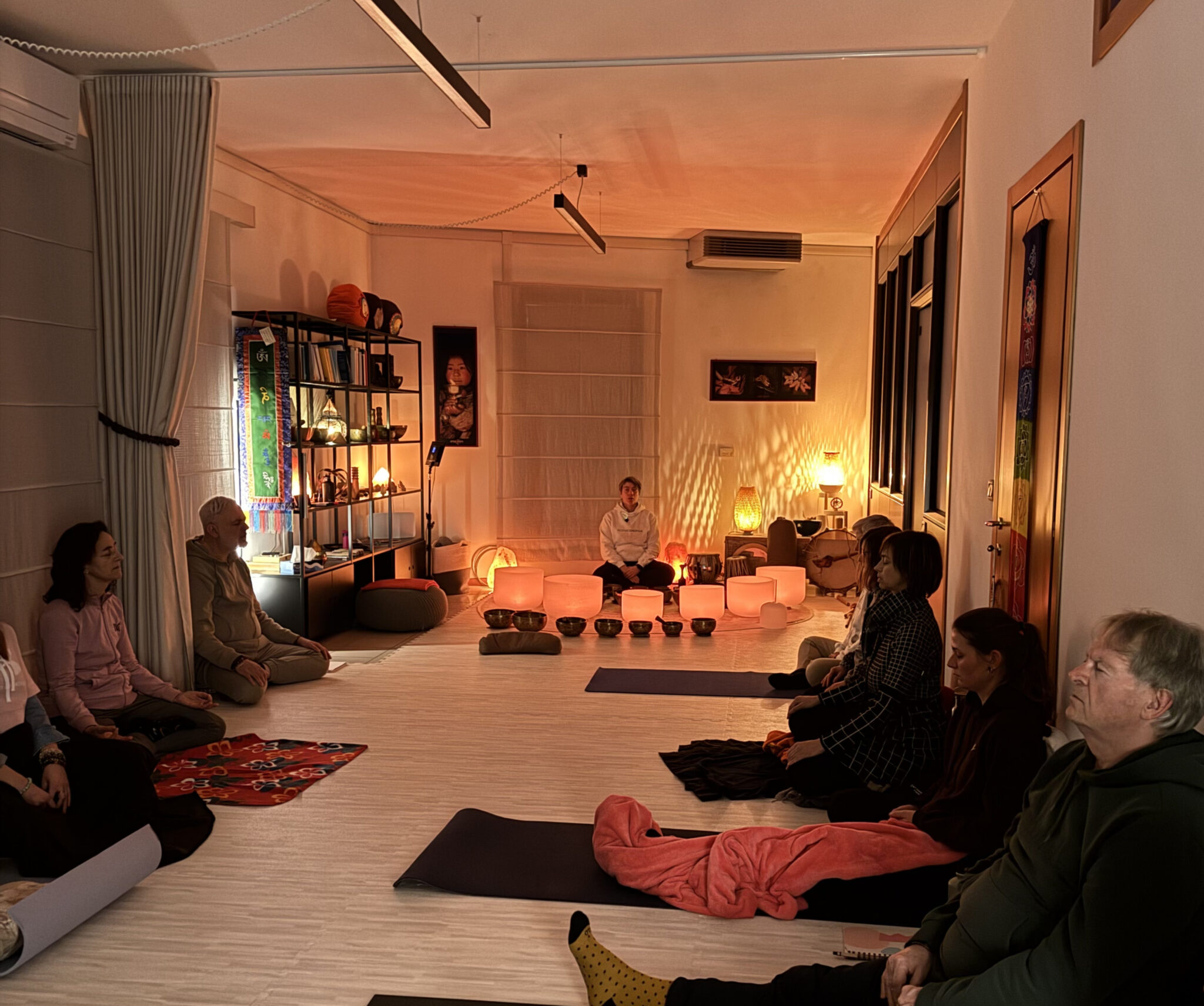 Un gruppo in meditazione nello studio di Respiro Energia a Palmanova