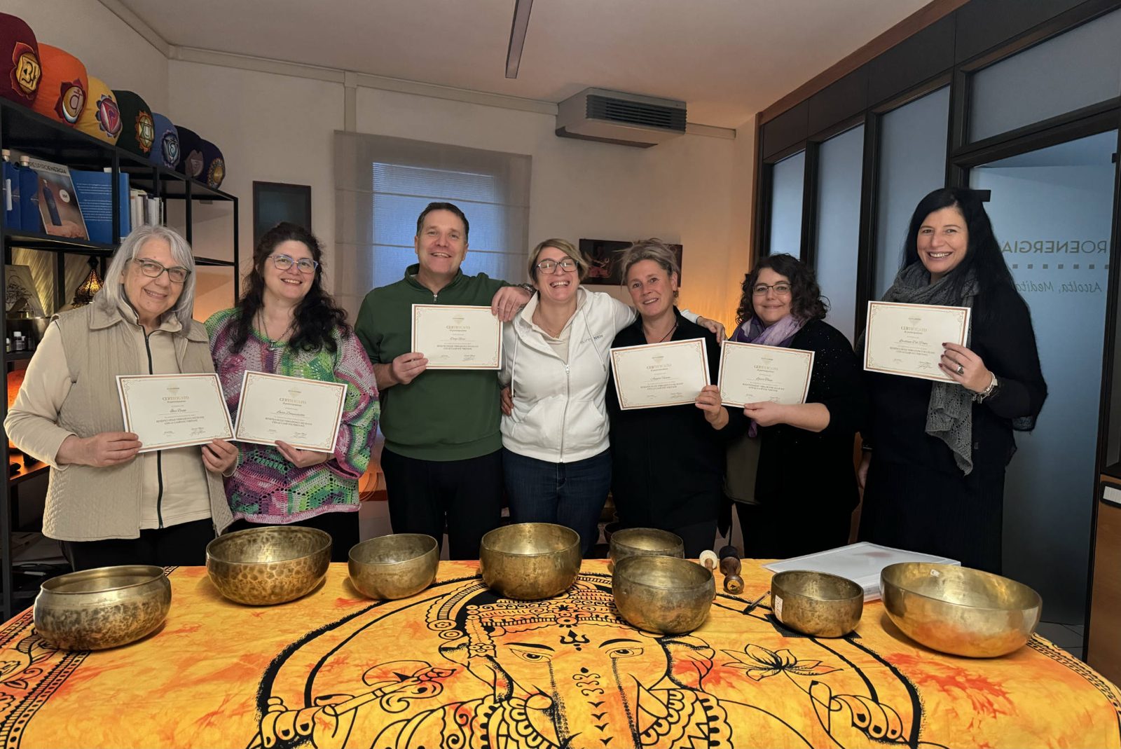 Un gruppo di partecipanti a un corso di campane tibetane di Respiro Energia, con l'attestato in mano