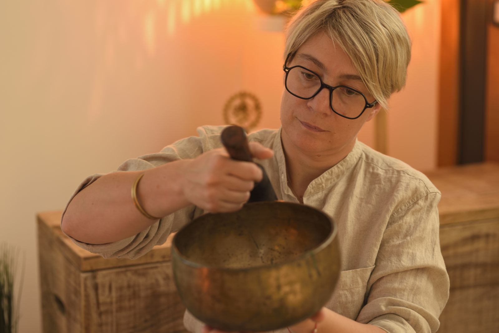 Serena Moras suona una campana tibetana nello studio di Palmanova