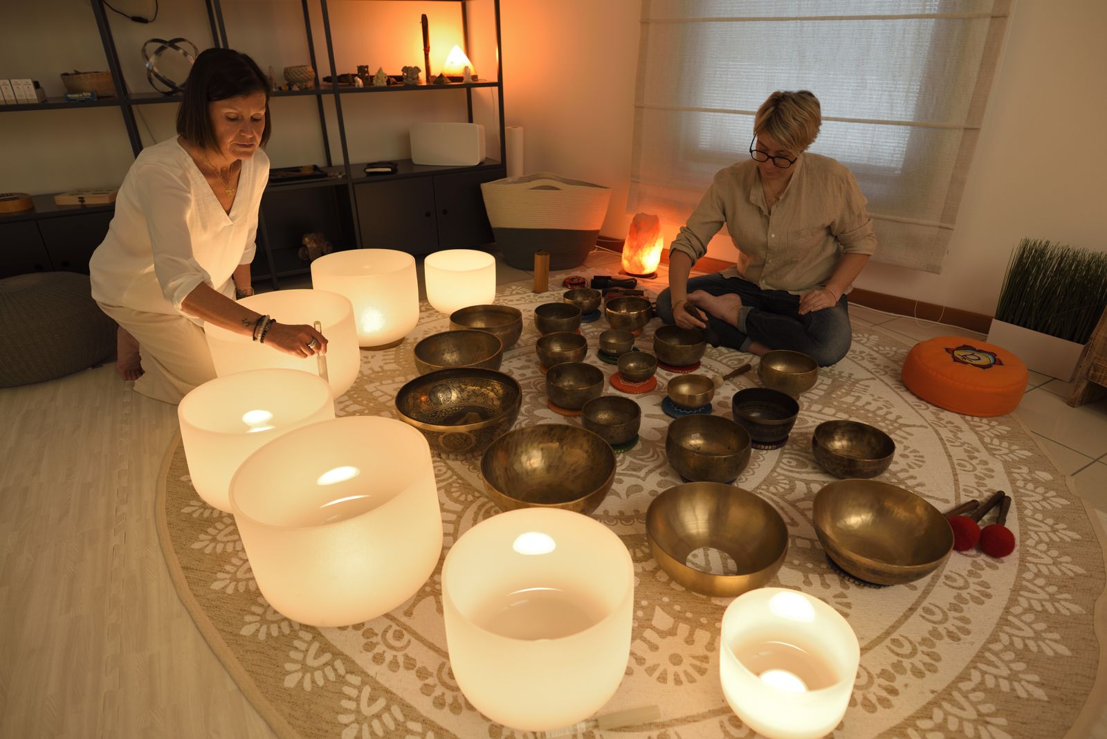 Serena e Federica suonano le campane tibetane e di cristallo nello studio di Palmanova
