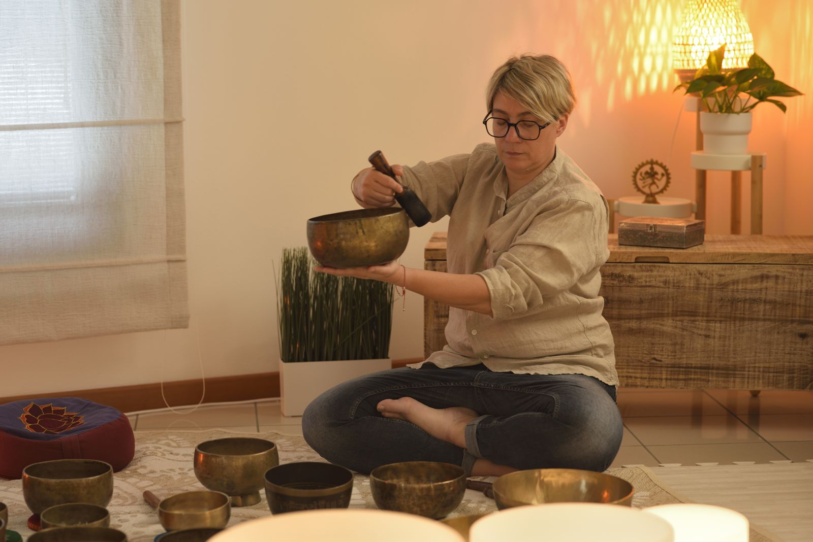 Serena suona una campana tibetana tra le altre campane